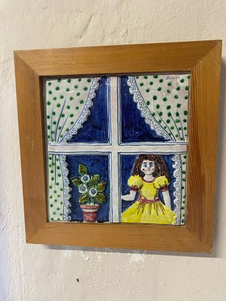 Cuadro cerámica niña ventana madera