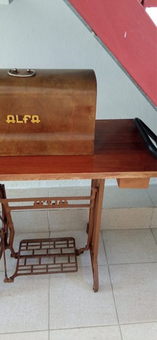 Máquina de coser antigua Alfa completa