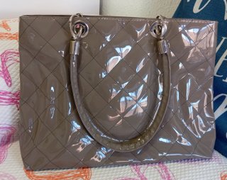 Bolso charol tipo shopper hombro
