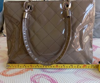 Bolso charol tipo shopper hombro
