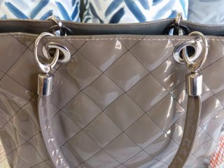 Bolso charol tipo shopper hombro