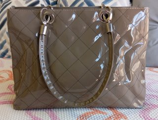 Bolso charol tipo shopper hombro