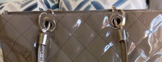 Bolso charol tipo shopper hombro