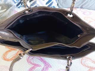 Bolso charol tipo shopper hombro