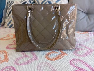 Bolso charol tipo shopper hombro