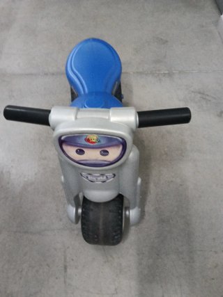 Moto para niño azul con casco incluido
