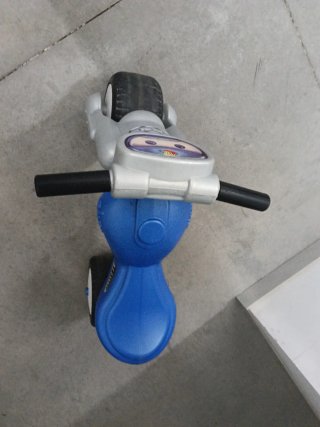 Moto para niño azul con casco incluido