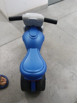 Moto para niño azul con casco incluido