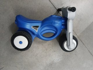 Moto para niño azul con casco incluido