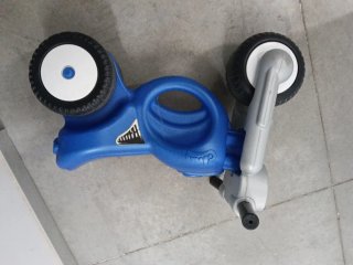 Moto para niño azul con casco incluido