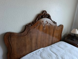 Cabecero de madera antiguo