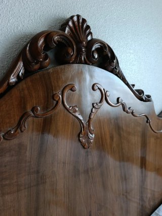 Cabecero de madera antiguo