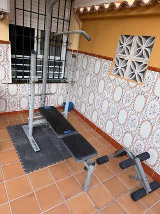 Banco de pesas y ejercicios