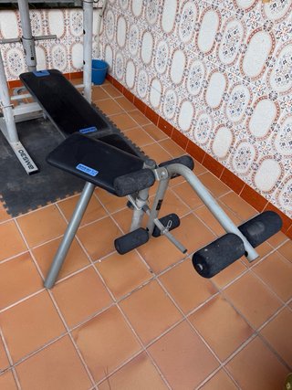 Banco de pesas y ejercicios