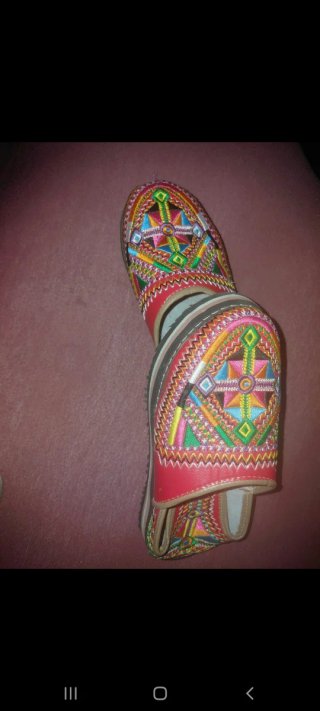 Zapatos bordados multicolor y rojos