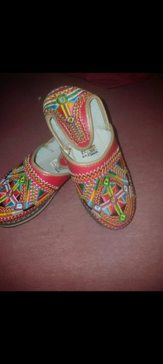 Zapatos bordados multicolor y rojos