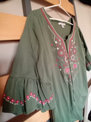 Vestido verde con bordado floral