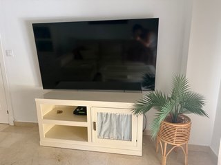 Mesa de centro y mueble de tv de madera maciza.