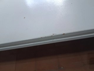 Mesa de escritorio blanca y patas plateadas