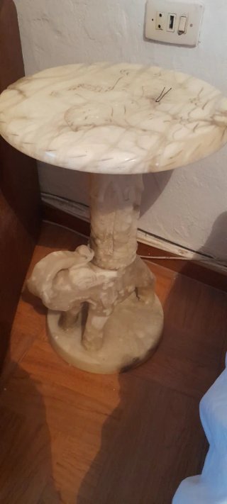 Mesa de mármol con elefante