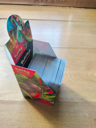 Caja Expositora Pokémon TCG + Lote 200+ Cartas