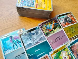 Caja Expositora Pokémon TCG + Lote 200+ Cartas