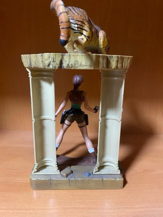 Figura Lara Croft Diorama y Tigre, Playmates