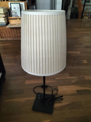 Lámpara de mesa beige y negra