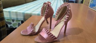 Sandalias tacón rosa satinadas con volantes T.38