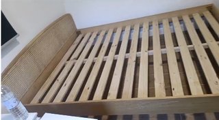 Cama madera maciza cabecero ratán