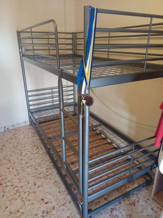 Litera metálica gris con cama nido