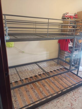 Litera metálica gris con cama nido