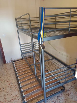 Litera metálica gris con cama nido