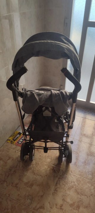 Carrito de bebé gris