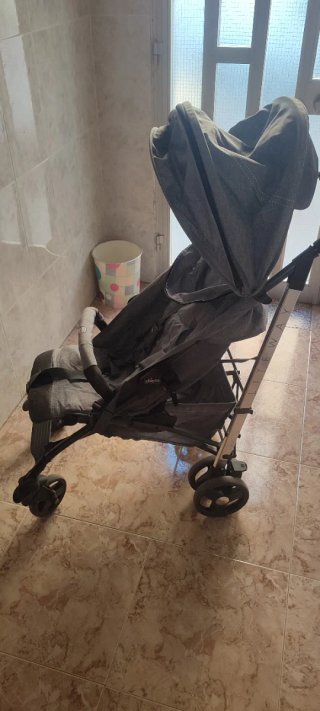 Carrito de bebé gris