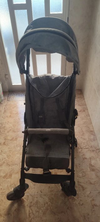 Carrito de bebé gris