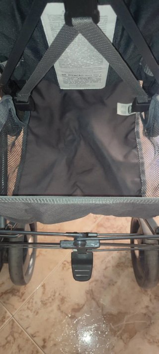 Carrito de bebé gris