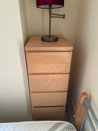 Dormitorio completo: 2 camas, mesita y cómoda