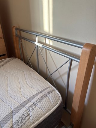Dormitorio completo: 2 camas, mesita y cómoda