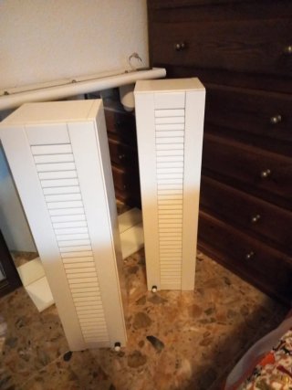 Mueble de baño blanco con espejo