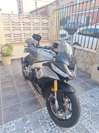 Aprilia Tuono RSV4 Sportbike