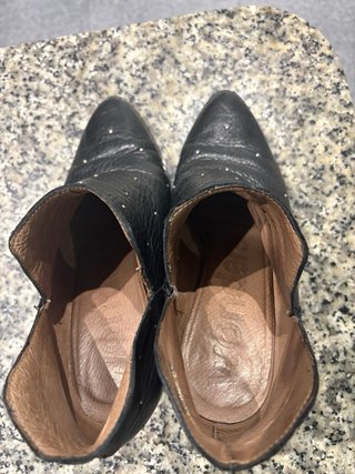 Botines negros con tachuelas