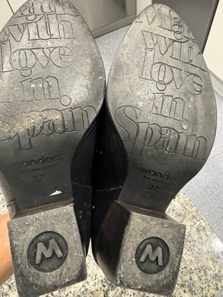 Botines negros con tachuelas
