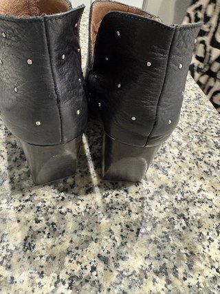 Botines negros con tachuelas