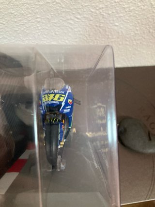 Maqueta Moto Yamaha YZR-M1 2015 Rossi 1:18