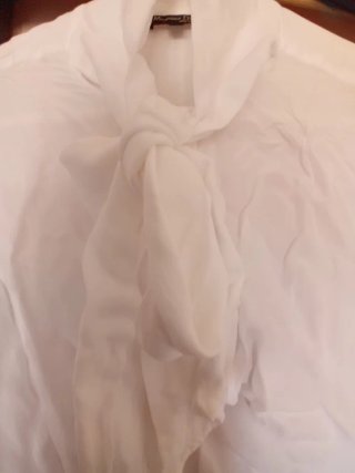 Blusa blanca con lazada en el cuello