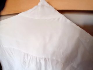 Blusa blanca con lazada en el cuello