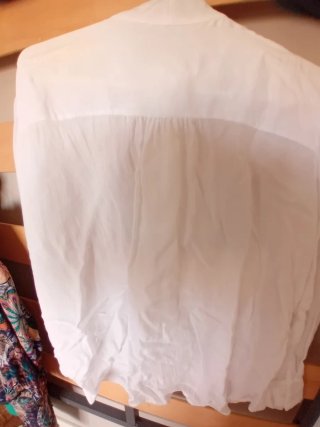 Blusa blanca con lazada en el cuello