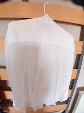 Blusa blanca con lazada en el cuello