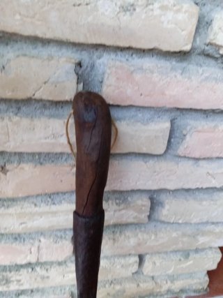 Raedera antigua de madera y metal